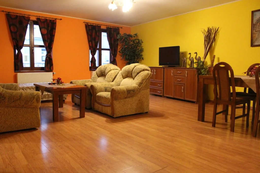 Apartmán s kuchynským kútom a jedálenským stolom v Penzion-In