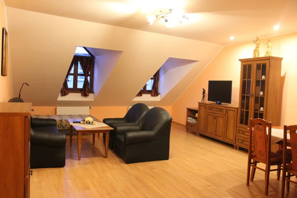 Apartmán Penzion-In s posedením, jedálenským stolom a TV